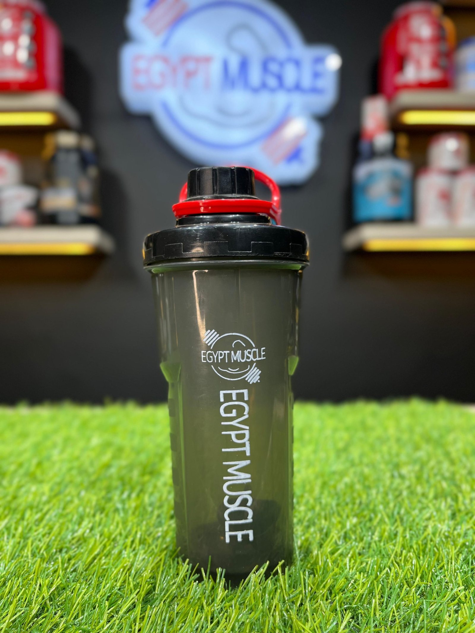شيكر رياضي Egypt Muscle – أسود بغطاء أحمر – تصميم عملي